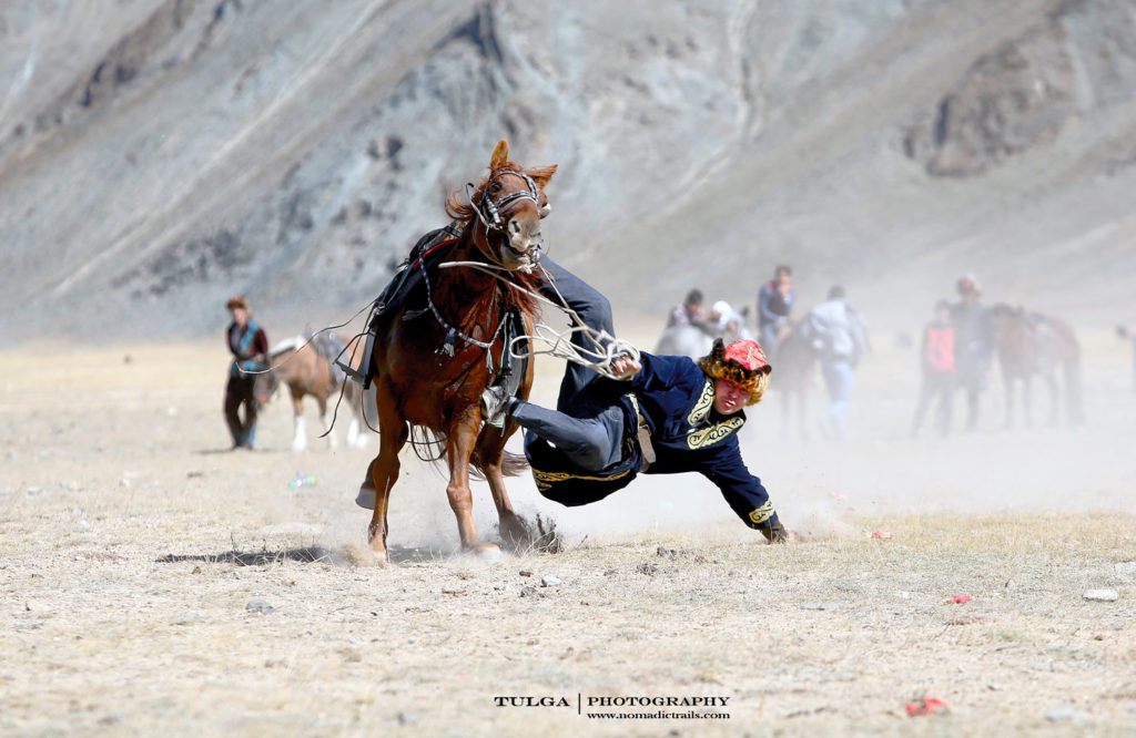 Picking up coin tournament of the Golden Eagle Festival