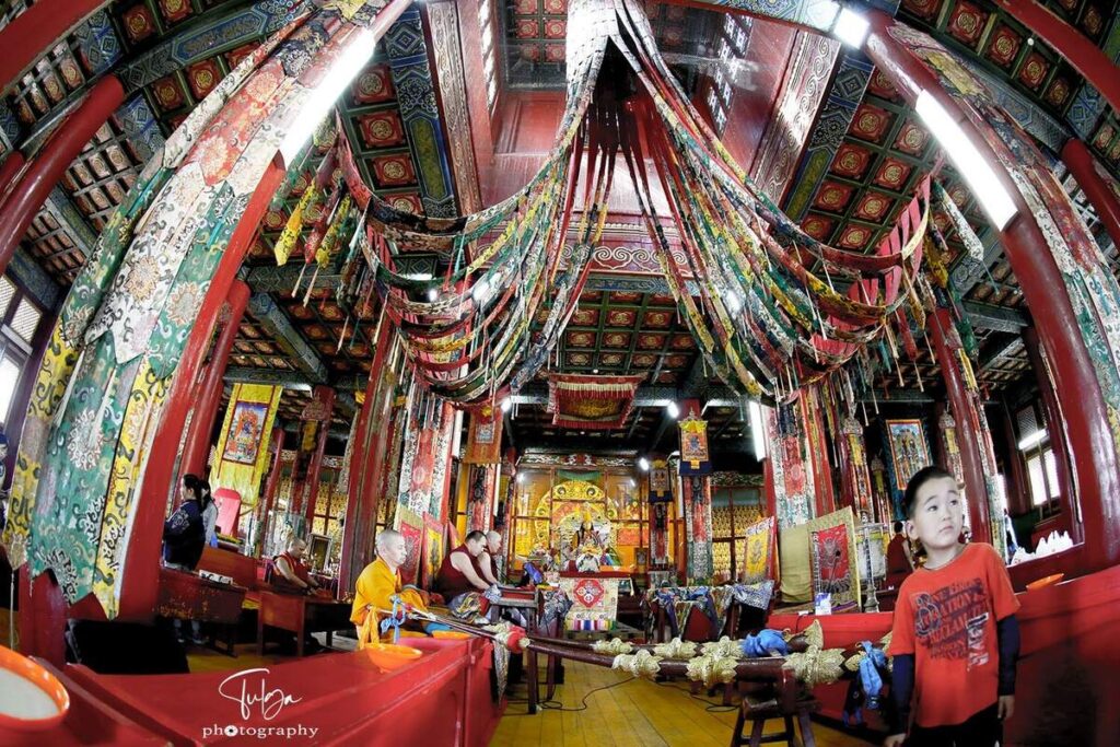 Amarbayasgalant monastery Lamas chanting