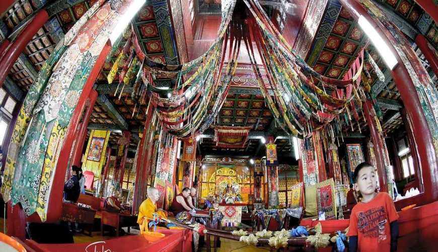 Amarbayasgalant monastery Lamas chanting