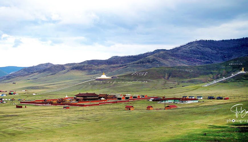 amarbayasgalant monastery stupa and buddha statue